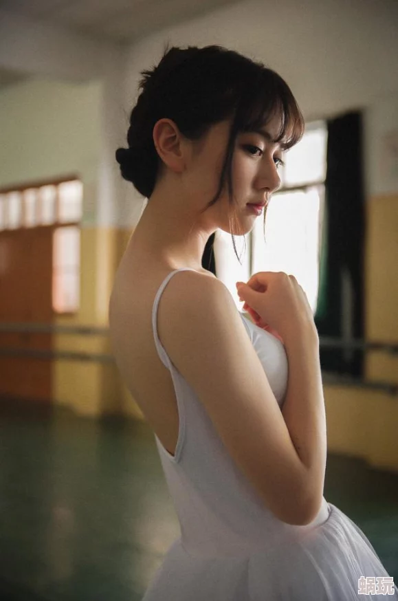 日本夏冰寒说：美女扒开腿让男人桶尿口，近日引发热议，网友们纷纷讨论这一现象背后的社会问题与文化影响