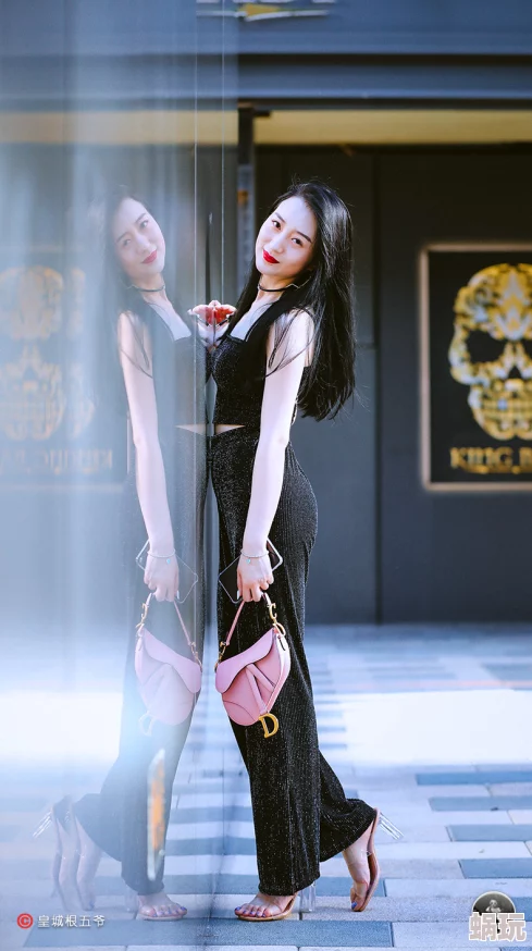古典武侠制服丝袜：传统与现代的完美结合，展现独特魅力与风格的新动态引发热议