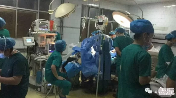夜晚的急诊室2：紧急救援现场，医护人员奋战不息，生死时速再现惊心动魄瞬间！
