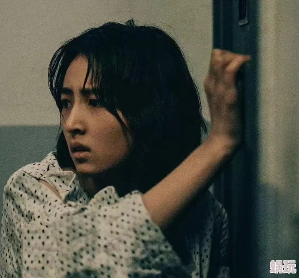 大胸美女洗澡视频：最新动态曝光，网友热议其清新自然的形象与独特魅力，引发广泛关注与讨论