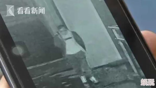 当意外的偷窥变成了不可思议的亲密瞬间：偷看我洗澡还用嘴吸我的奇妙经历