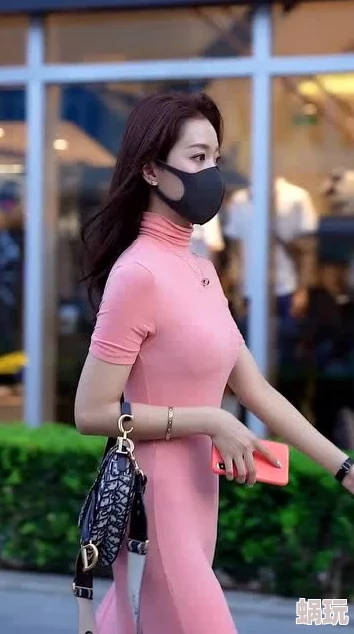 美女暴露无内衣，真是让人惊艳又不禁想多看几眼，这样的风格太大胆了！