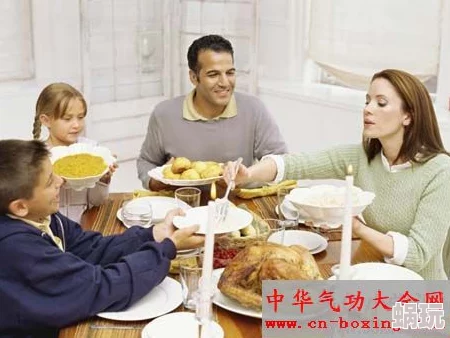 餐桌下的手指进进出h网友纷纷表示这种情节让人感到既刺激又尴尬，许多人认为这是一种大胆的表现方式，也有人觉得不太适合公开讨论