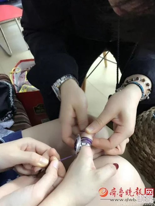 餐桌下的手指进进出h网友纷纷表示这种情节让人感到既刺激又尴尬，许多人认为这是一种大胆的表现方式，也有人觉得不太适合公开讨论