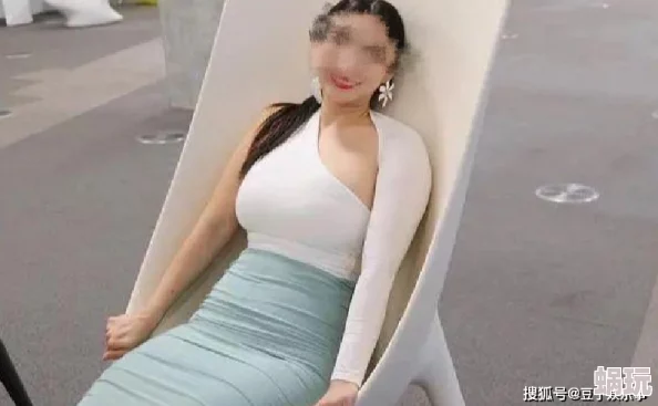 雪乳高耸激情难耐的美妇惊爆内幕她竟然在豪华酒店与多名男士共度春宵引发热议