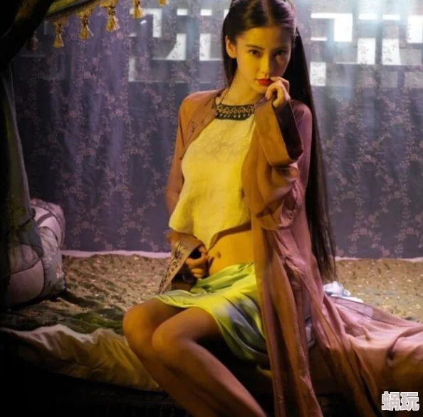 一把扯下肚兜惊爆！现场目击者称女子当场尴尬不已引发围观众人哄笑事件背后竟隐藏着不为人知的秘密