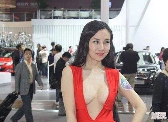 美女扒开胸图片，真是让人惊艳的视觉盛宴，令人忍不住多看几眼
