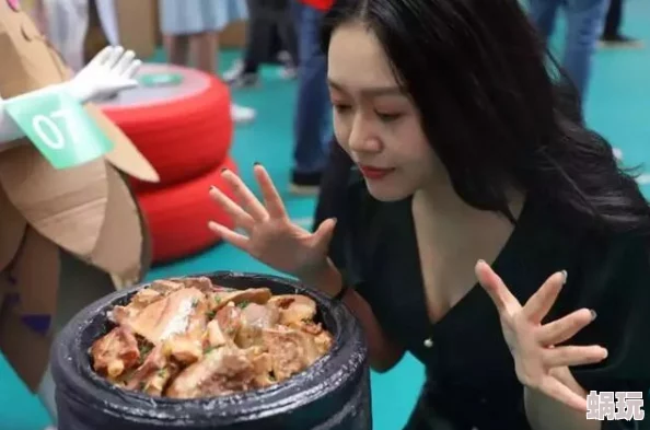 麻麻嗯啊在厨房好刺激惊爆！她竟然用神秘调料做出让人垂涎欲滴的美食，网友们纷纷点赞评论热议不断