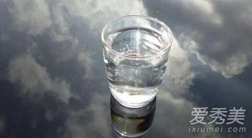 冰块棉签酒精怎么弄出牛奶(黄)的健康，听起来很有趣，但实际操作安全吗？