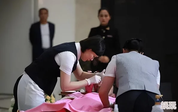 男子一边摸一边亲下面的视频引发热议网友直呼太过火爆场面令人震惊不忍直视让人难以置信