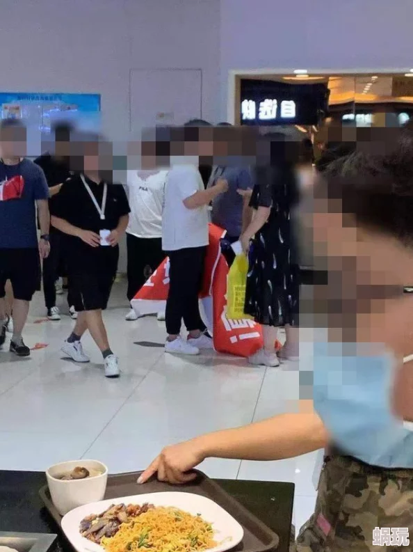 男子一边摸一边亲下面的视频引发热议网友直呼太过火爆场面令人震惊不忍直视让人难以置信