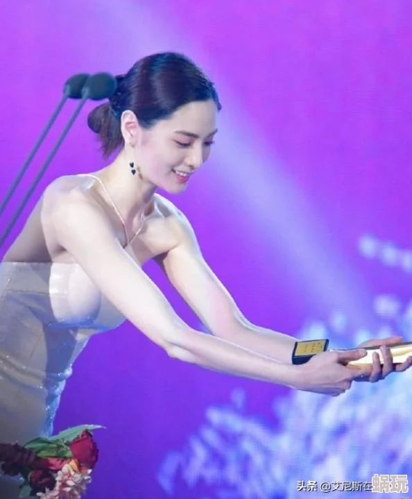 周妍希三点尽露四季图片网友纷纷表示惊艳，认为她的美丽与四季的变化相得益彰，展现了独特的艺术感和时尚魅力