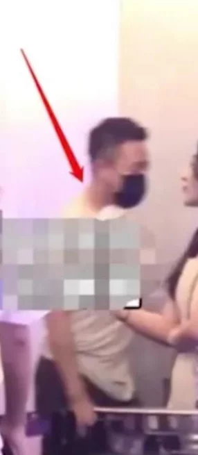 美女脱精光给男生摸惊爆内幕竟是为了赢得百万奖金引发网友热议和争议不已