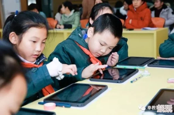 老师让我爽：学生们分享课堂趣事，纷纷表示老师的幽默教学让学习变得轻松愉快，课堂气氛活跃引发热议