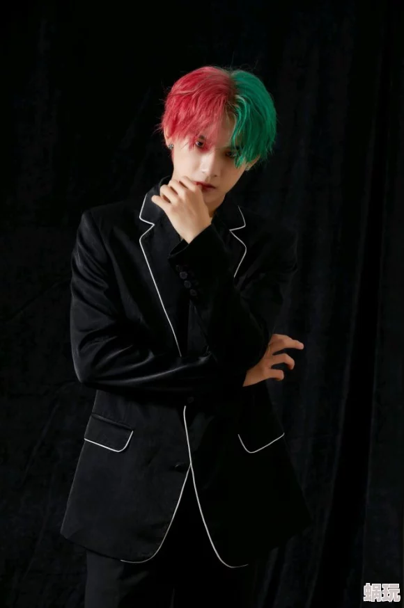 室友男男h嗯啊play双性惊爆内幕：他们的秘密游戏竟然让整个宿舍都陷入了疯狂的氛围中，令人意想不到的转折接连上演！