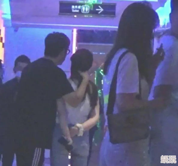 被男人狠狠操惊爆内幕：她在夜店遭遇不堪一击，背后隐藏的真相让人震惊不已，揭露了不可告人的秘密