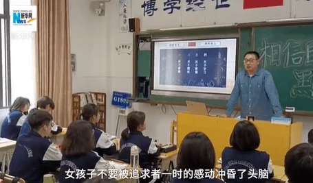 老师喂我乳我脱她胸罩小说引发热议网友纷纷讨论作品内容与情节是否适合青少年阅读