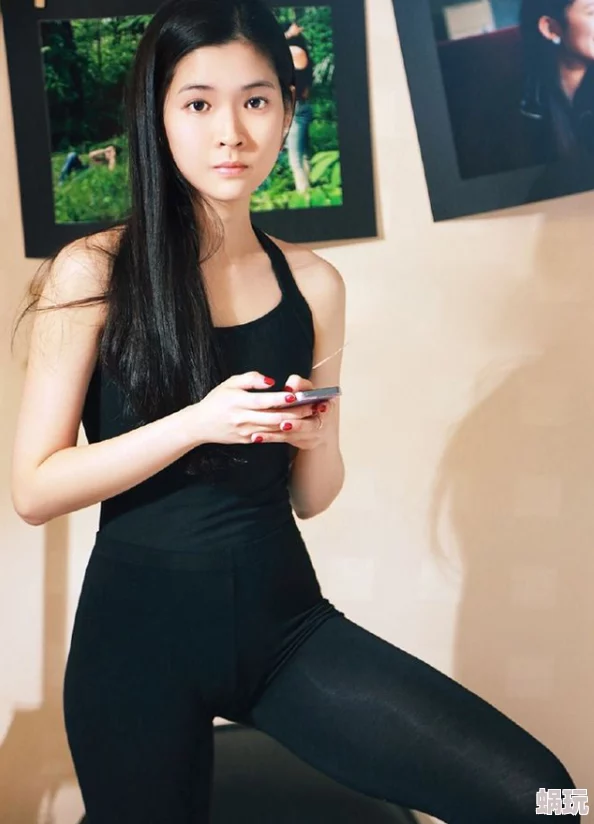 交换玩弄两个美妇教师两位魅力四射的女教师在校园内展开了一场意想不到的角色互换游戏引发了师生们的热议与关注