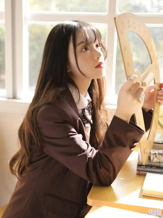 jk美女，真是太美了！这种风格让人感觉青春洋溢，仿佛回到了校园时代