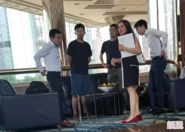 香港黄夜在团结与希望中绽放出无限可能，市民携手共创美好未来，共同迎接更加光明的明天