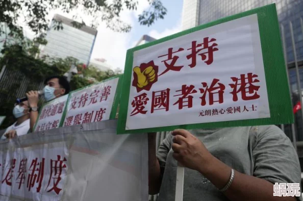 香港黄夜在团结与希望中绽放出无限可能，市民携手共创美好未来，共同迎接更加光明的明天
