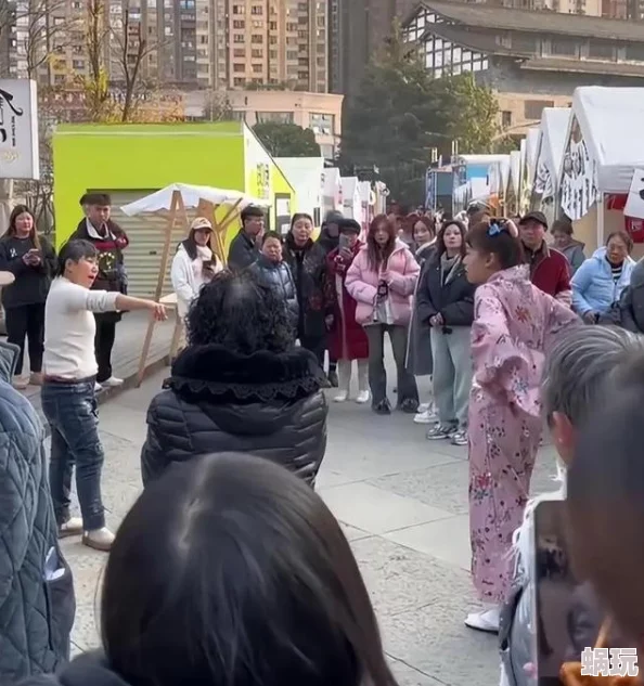 男生扒开美女内裤和胸罩 网友纷纷表示这种行为极其不尊重女性，应该受到谴责与法律制裁，呼吁大家关注性别平等问题