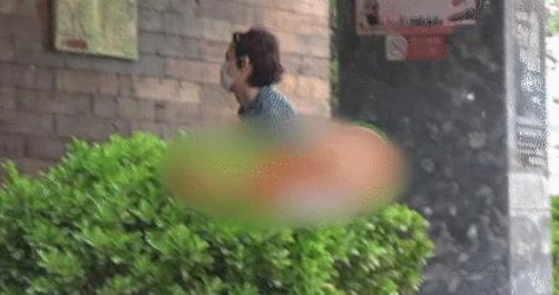 综合久久综合久久八卦消息：某知名明星被拍到与神秘人士深夜约会引发热议网友纷纷猜测两人关系不简单究竟是恋情还是合作呢